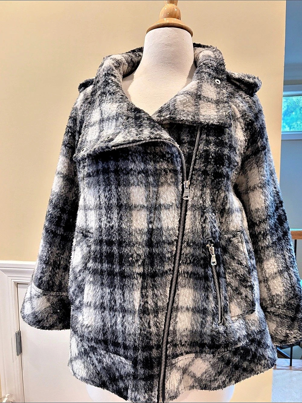 GUESS Plaid Jacket in Gray & Black